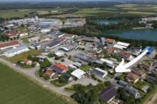 Au�enaufnahmen Wohnhaus mit Gewerbehalle im sonnigen Hartheim!