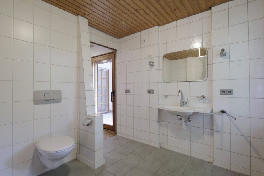 EG Badezimmer Doppelhaush�lfte Ihringen