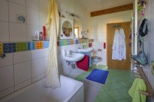Badzimmer OG Wohnhaus mit Gewerbehalle im sonnigen Hartheim!