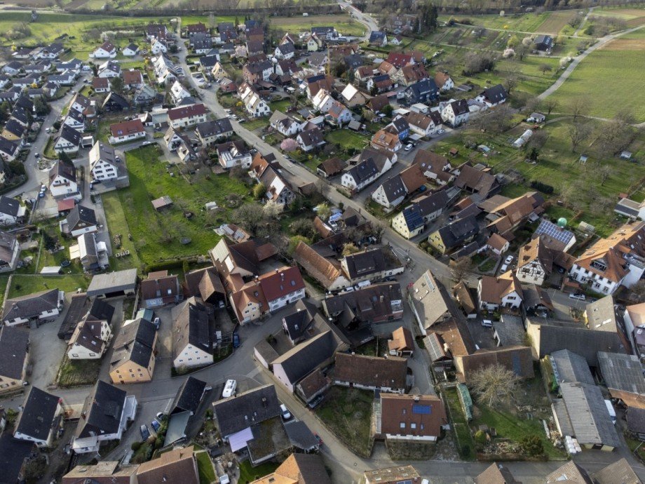 Drohne bearbeitet Zweifamilienhaus Ebringen