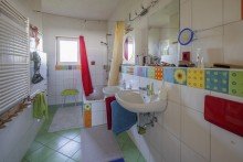 Badezimmer OG Wohnhaus mit Gewerbehalle im sonnigen Hartheim!