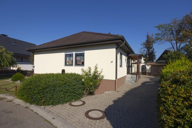 AnsichtS�dost Breisach am Rhein Einfamilienhaus Bungalow mit gro�em Grundst�ck in Breisach!